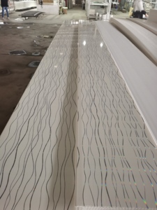 Plafón <span class=keywords><strong>de</strong></span> <span class=keywords><strong>PVC</strong></span> <span class=keywords><strong>de</strong></span> 300 mm <span class=keywords><strong>de</strong></span> ancho a $1.1 por <span class=keywords><strong>metro</strong></span> <span class=keywords><strong>cuadrado</strong></span>, diseño <span class=keywords><strong>de</strong></span> loseta <span class=keywords><strong>de</strong></span> <span class=keywords><strong>techo</strong></span> <span class=keywords><strong>de</strong></span> gran venta, <span class=keywords><strong>precio</strong></span> económico, suministro directo <span class=keywords><strong>de</strong></span> fábrica en China - Product Image 5