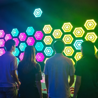 Lampe murale interactive LED pour salle de jeux intérieure avec construction en plastique
