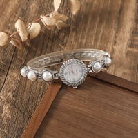 Montre pour femme à quartz avec bracelet réglable, ornée de perles et de nacre, style ceinture fine