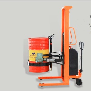 Elevador eléctrico de bidones de 200L, tipo hidráulico basculante, para el manejo y descarga de bidones de plástico de aceite. - Product Image 2