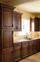 Îlot de cuisine multifonctionnel Alland de style européen moderne en bois laqué brillant avec comptoir stratifié, armoire en PVC, robinet et évier