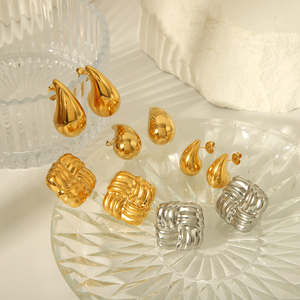Orecchini a Goccia d'Acqua Traforati di Tendenza, in Acciaio al Titanio Placcato Oro 18K, Orecchini a Perno Quadrati a Strisce, Gioielli per Orecchie - Product Image 1