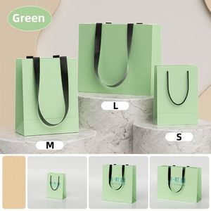 Sacs en papier noir personnalisés avec logo imprimé, recyclables, pour cadeaux, avec poignée en ruban, emballages en papier - Product Image 2