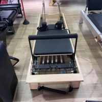 Machine de Pilates Reformer avec lit en bois, barre verticale intégrée, coussin en cuir, personnalisation OEM/ODM du logo et de la couleur pour équipement de studio