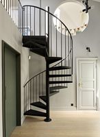 Escalier en colimaçon de luxe PRIMA Factory avec structure en acier et marches en bois massif pour projets résidentiels et villas
