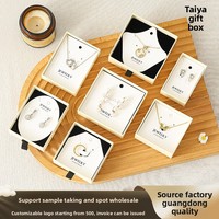 Carte de présentation de bijoux élégante et minimaliste dans une boîte à tiroir pour une marque de bijoux professionnelle et une présentation haut de gamme en magasin