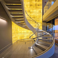 Escalier à poutres métalliques courbées avec rampe en verre, escalier intérieur durable pour intérieurs de luxe