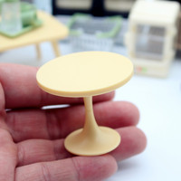 Table ronde miniature de maison de poupée utilisée pour les jouets d'ustensiles de cuisine