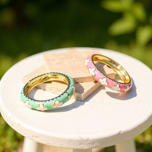 Pulsera de dijes apilables vintage para mujer, estilo Palacio, chapada en oro, de latón, con pétalos de esmalte líquido de color fresco y dulce - Product Image 2
