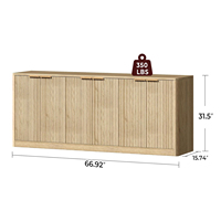 Buffet en bois naturel à côtés cannelés avec un grand espace de rangement, portes à lattes verticales pour salle à manger, salon