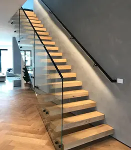 Escadas flutuantes de madeira com vidro sem moldura