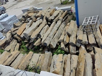 Piliers de palissade d'aménagement paysager de jardin en basalte brun et doré stocké RF