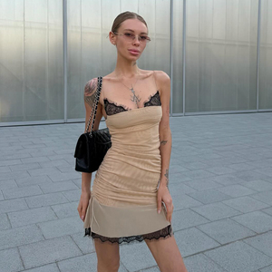 Robe mini crayon sexy sans bretelles en dentelle patchwork unie, taille naturelle, écologique, avec cordon de serrage latéral et fronces - Product Image 1