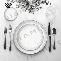 Set d'assiettes en porcelaine sophistiquées Motifs mouchetés d'argent exquis pour des arrangements de table de mariage gracieux