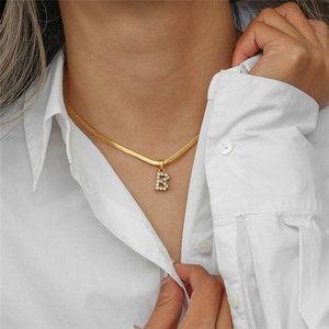 Collana con Ciondolo Trendy e Versatile in Acciaio Inossidabile Placcato <span class=keywords><strong>Oro</strong></span> 18K con Catena a Serpente Piatta e Lettera in Zircone - Product Image 3