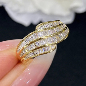 Anello con texture a onde per donna, gioiello da dito elegante e scintillante - Product Image 1