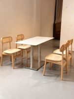 Ensemble de chaises de salle à manger commerciales de style crème minimaliste moderne pour restaurant, mobilier de restaurant, tables pour pâtisserie et boulangerie, style bois.
