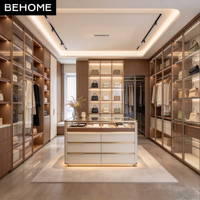 Dressing sur mesure de luxe avec vitrine en verre vert et îlot central pour villa, hôtel, appartement, chambre à coucher