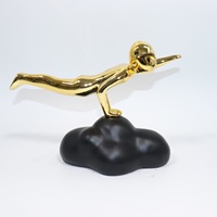 Sculpture en résine de figurine volante abstraite, plaquée or et argent, statue d'art humain, base nuage, décoration de luxe pour la maison, vente en gros OEM UE