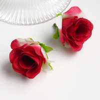 Petites têtes de roses en soie réalistes, matériaux de fleurs artificielles de qualité supérieure pour la décoration de mariage, les projets de bricolage et les décors photographiques.