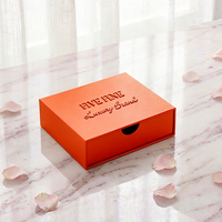 Coffret cadeau adorable pour bébé rose - Coffret layette pour nouveau-né avec emballage rigide en papier recyclé pour chaussettes et vêtements de bébé