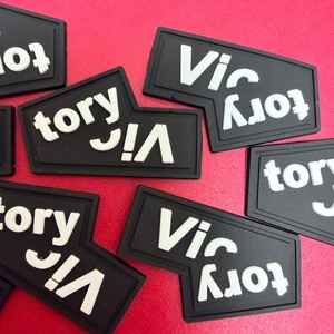 Étiquettes thermocollantes personnalisées en TPU, lettres 3D en relief, logo en caoutchouc souple pour vêtements, patchs en PVC. - Product Image 2