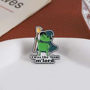 Spilla in Smalto Twas Tism MLord Frog Wizard, Lega di Zinco Placcata in Nichel Nero, Badge 3D a Forma di Rana con Scopa - Product Image 4