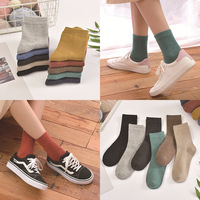 Chaussettes mi-mollet unies pour femmes pour l'automne et l'hiver, en coton ordinaire, adaptées à toutes les occasions.