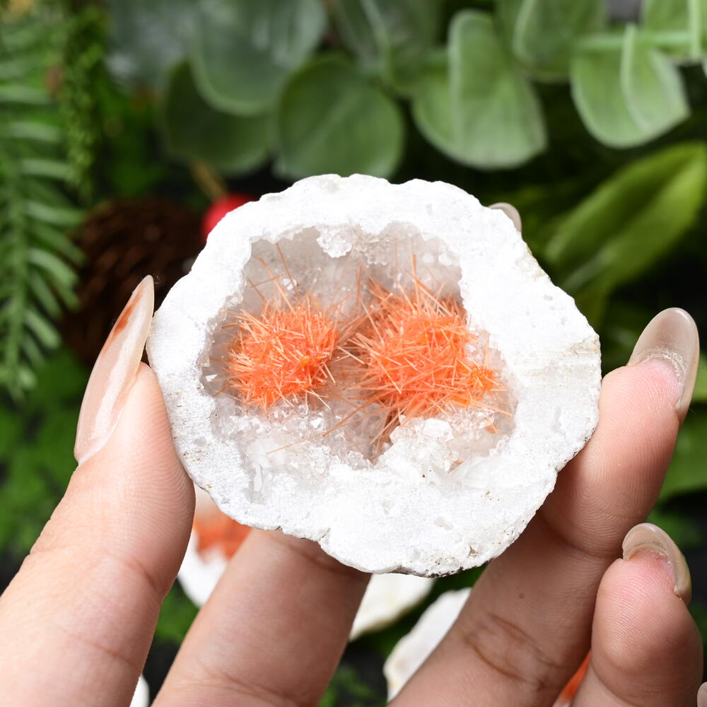 Géode d'agate blanche de goéthite orange