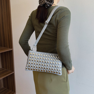 <span class=keywords><strong>Sac</strong></span> à bandoulière rectangulaire grande capacité style punk gothique avec rivets argentés anti-décoloration - Product Image 1