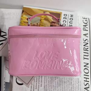 Bolsa de Cosméticos de Viaje Clásica de PU con Logotipo Personalizado, Estuche de Almacenamiento para Productos de Belleza y Cuidado de la Piel, Impermeable, Color Rosa, con Asa - Product Image 4