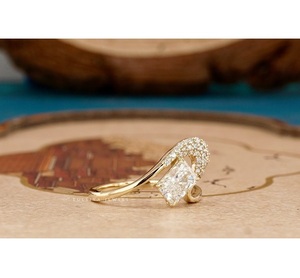Bague en diamant à coupe radiant et angle incurvé, élégante pour femme, design sculpté moderne avec éclat brillant, parfaite pour le quotidien - Product Image 1