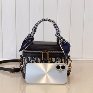 Bolso de Mano Cuadrado Elegante para Dama con Diseño Plegable Resistente, Cierre de Cremallera, Material PU, Correa para el Hombro - Product Image 3