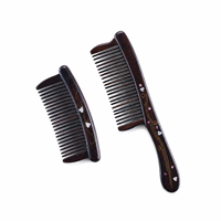 Lot de peignes en bois d'ibériol africain à dents larges avec manche en forme de croissant, personnalisables (logo, OEM, ODM) pour salons, vente au détail et cadeaux