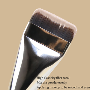 Nouvelle brosse à fond de teint disponible en différentes formes, telles que plate, droite et en forme de croissant, conçues pour s'adapter aux contours de votre visage. - Product Image 3