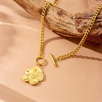 Vente en gros en vrac pendentif fleur en acier inoxydable plaqué or 18 carats sans ternissement collier à boucle OT pour femme