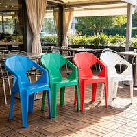 Chaise de salle à manger en plastique légère, réglable, empilable et imperméable de haute qualité pour l'aménagement personnalisé des aires de restauration extérieures et des zones en bord de mer