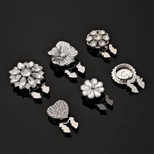 Boutons décoratifs de luxe en perles florales, avec motif papillon et strass métalliques, pour chemisiers et vêtements féminins. - Product Image 4