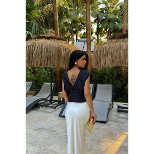 Blusa sin Mangas Negra Arelia para Mujer con Elegante Detalle de Lazo - Product Image 6