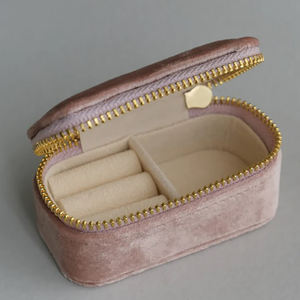 Boîte à bijoux de luxe portable en velours avec fermeture éclair, personnalisable avec logo, pour le rangement et la présentation de colliers, boucles d'oreilles et bracelets - Product Image 3
