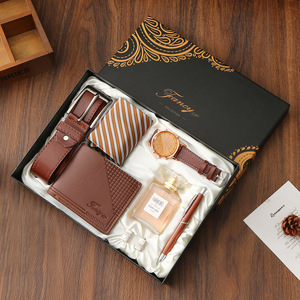 Set Regalo da <span class=keywords><strong>Uomo</strong></span> in Pelle Ecologica <span class=keywords><strong>di</strong></span> Lusso Leggero con Cintura, Portafoglio, Occhiali da Sole e Orologio - Regalo Promozionale Natalizio - Product Image 4