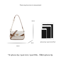 Sacs à bandoulière de luxe pour femmes, de créateur, avec monogramme gaufré, style selle à rabat, et sangle d'extension à chaîne décorative