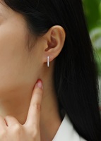 Boucles d'oreilles créoles en argent sterling 925 avec moissanite pour femme, à rangée unique et griffes partagées, style Huggie éternité