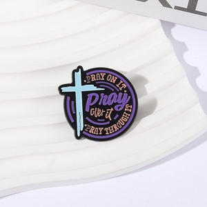 Pregate su di esso pregate su di esso pregate attraverso lo smalto Pin croce cristiana versetto della bibbia religione gesù spilla distintivo regalo di gioielli - Product Image 2
