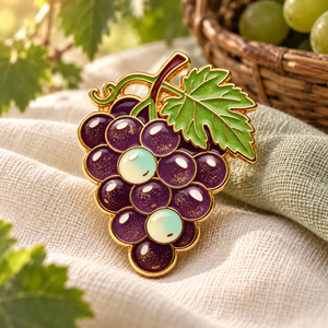 Fournisseur en gros de produits de dégustation pour vignobles et caves à vin, motif grappe de raisin violet moderne, en émail métallique personnalisé en vrac - Product Image 1