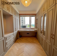 Conception de dressing sur mesure de luxe moderne avec planification personnalisée des armoires pour les intérieurs de villas