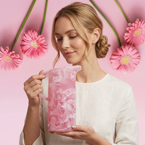 Carafe en résine marbrée rose incassable, écologique, compatible lave-vaisselle, pour vin et bière, design floral moderne et luxueux - Product Image 1
