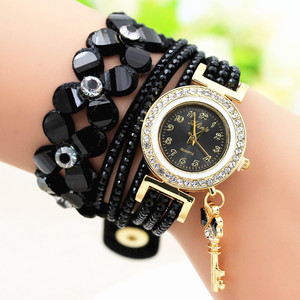 Vente en gros de montres à quartz pour femmes pendentifs clés trèfle à <span class=keywords><strong>quatre</strong></span> feuilles enveloppés dans des montres en velours coréen pour <span class=keywords><strong>le</strong></span> commerce extérieur - Product Image 3