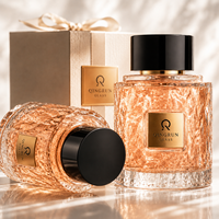 Flacon de parfum en verre cristal martelé personnalisé avec étiquette dorée et capuchon noir pour cadeau parfumé