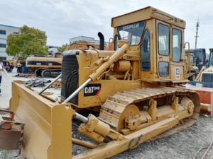 รถดันดินตีนตะขาบ Caterpillar D6D สีเหลือง อุปกรณ์ก่อสร้างพร้อมใบมีดและเครื่องยนต์สำหรับงานเคลื่อนย้ายดิน - Product Image 6